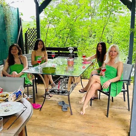 Fleuve Avec Parking-barbecue *